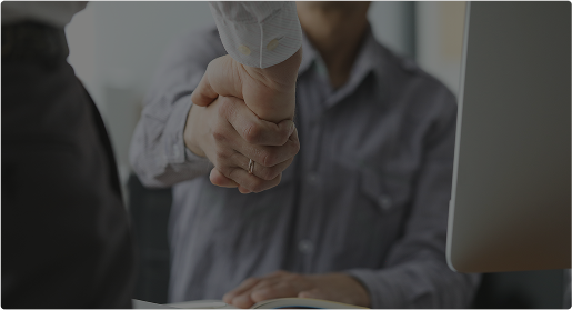 Hommes se serrant la main