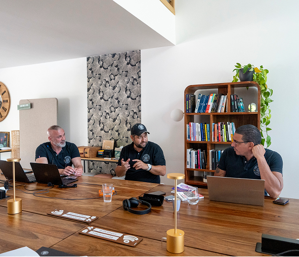 hommes autour d'une table